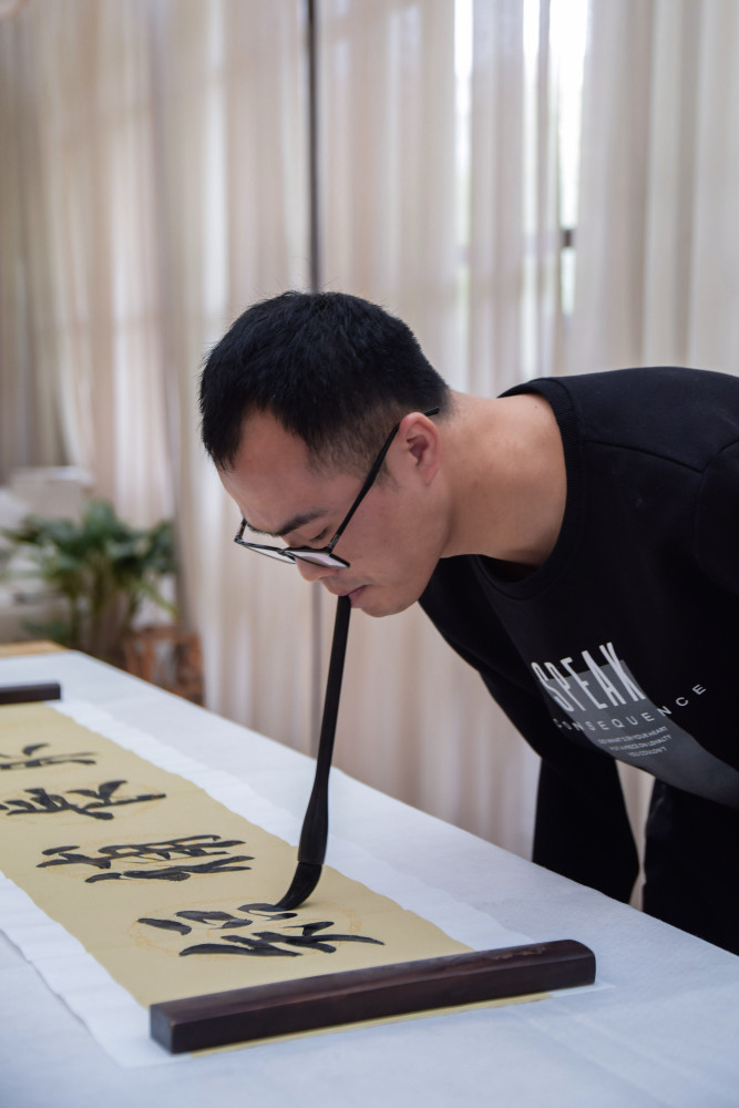 深圳无臂小伙何子龙苦练"口书"二十多年 书写励志人生