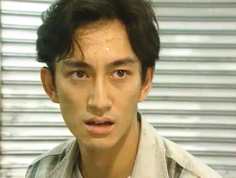 港星吴启华深圳买房定居,13岁女儿却在长春上学,一年学费20万_腾讯