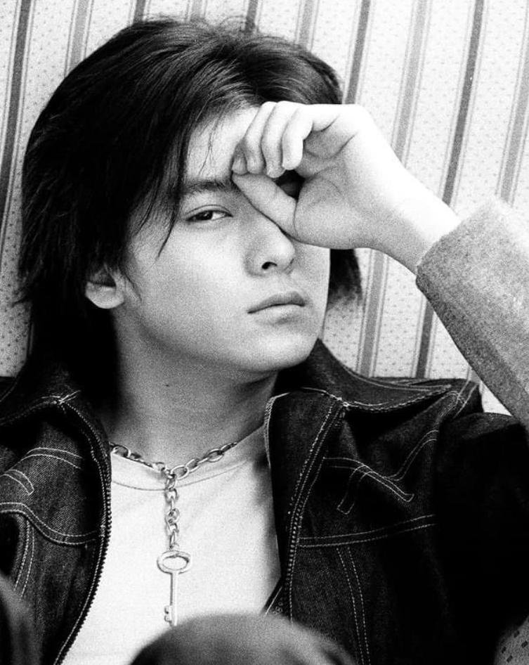 林志颖早年长发旧照曝光,颜值青涩帅气,本尊看后不记得何时拍摄插图1