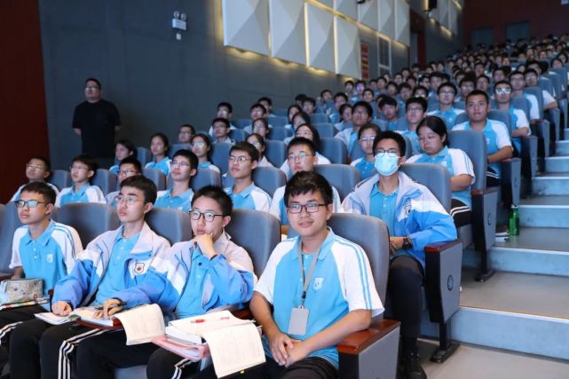 科协要闻南京大学邢定钰院士应邀为江苏省前黄高级中学作科普专题讲座