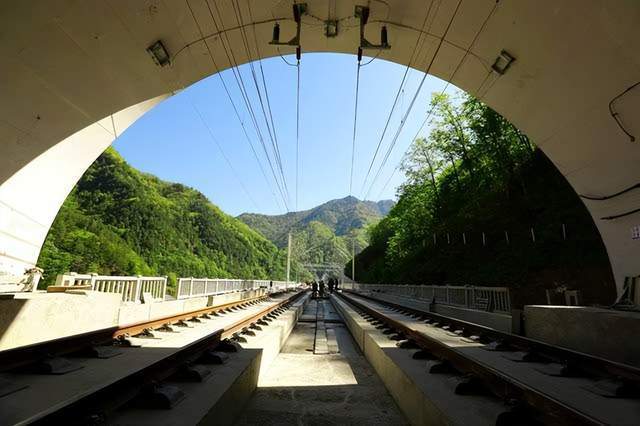 天华山隧道图片