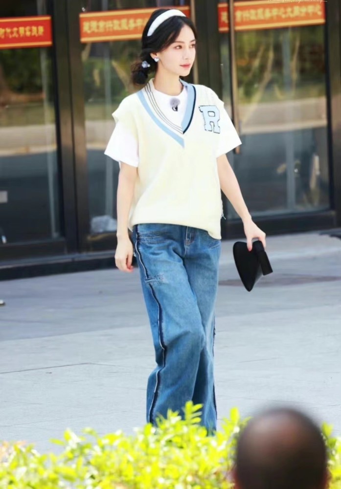 杨颖《奔跑吧兄弟》饭拍,米白针织背心配阔腿牛仔裤,清新又甜美插图2