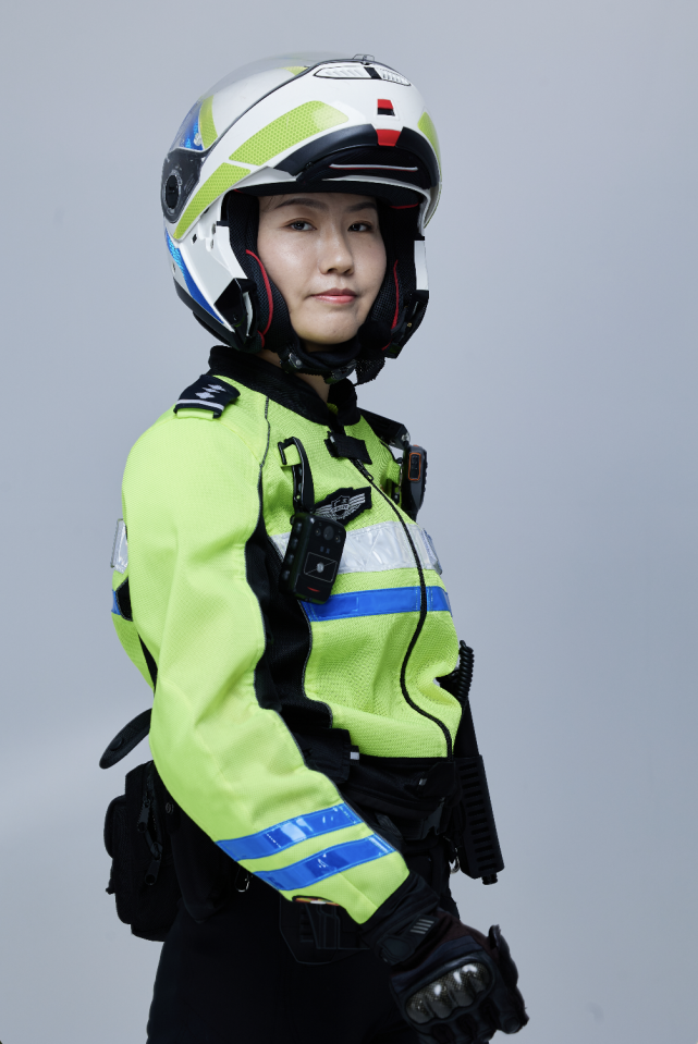 深圳交警时春霞当选2022最美基层民警!铁骑巡逻8万公里