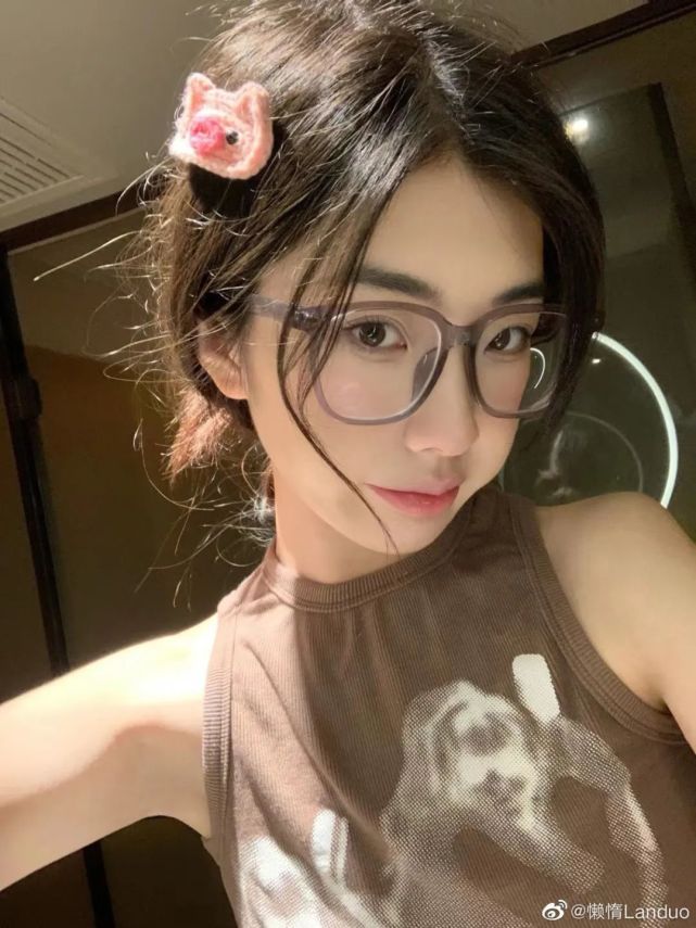 而懒惰也在第一时间回应了网上那些不友好的言论,说女友哄抬猪价的