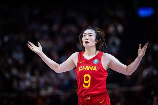 fiba和球迷夸赞中国女篮,郑薇点出不足