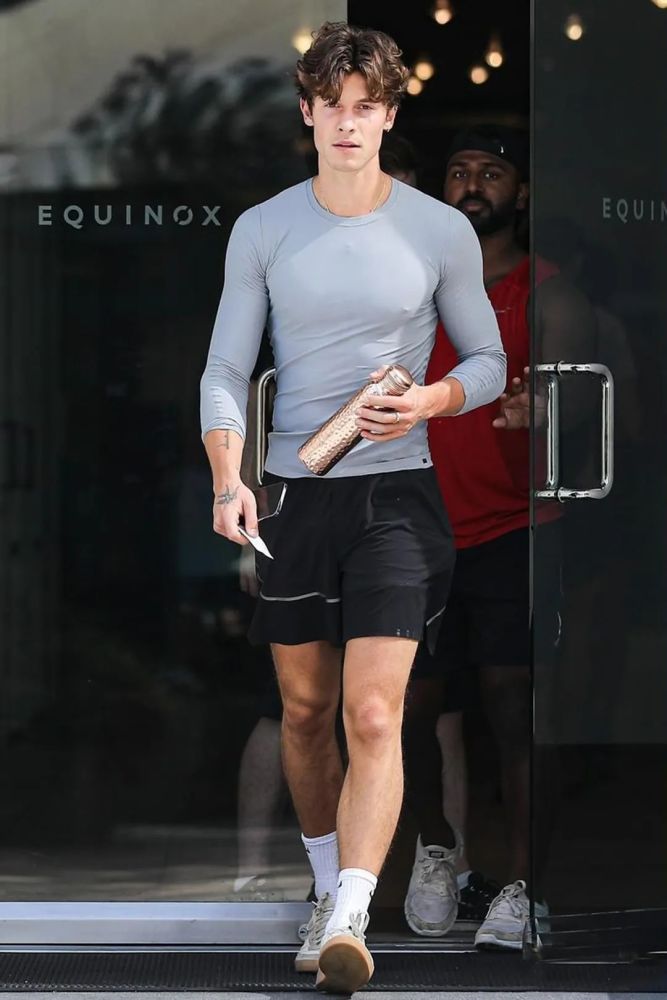 当地时间9月20日,shawn mendes现身西好莱坞萌德和几个朋友在加州西