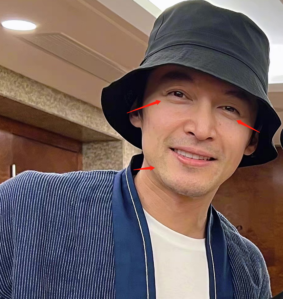 袁弘晒后台同学合影,胡歌素颜低调现身,胡子拉碴被调侃像大叔