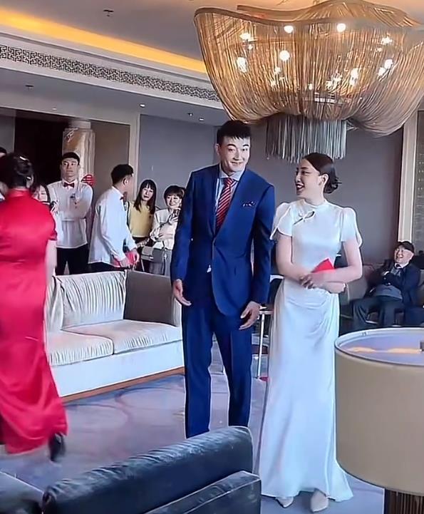 丛明晨婚礼现场改口环节红包曝光新娘一秒变脸太搞怪