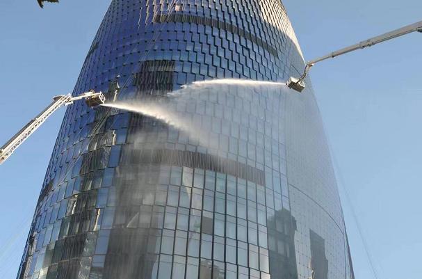 北京丰台消防在199.9米高的大厦开展实景消防演练还投入了灭火机器人