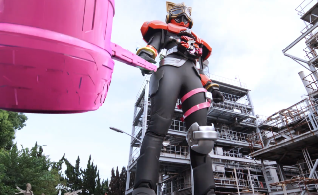 假面骑士娜猫变身特效及推进器形态首战经费拉满的机械巨锤