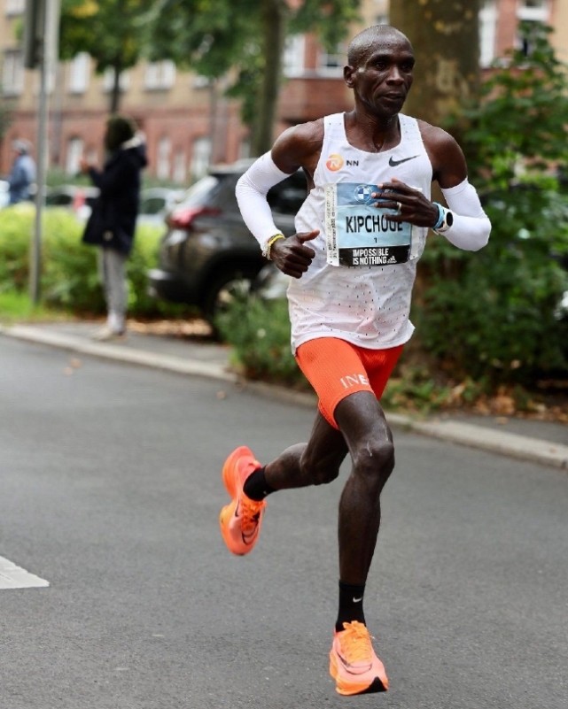 柏林马拉松-基普乔格以2小时01分09秒打破男子世界纪录