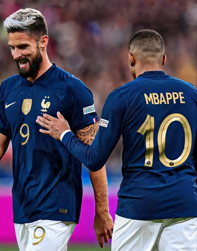 法国队世界杯的中锋应该带吉鲁还是本泽马?