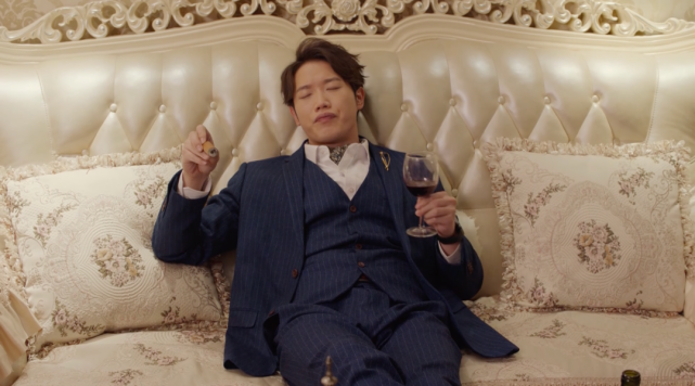 赵烨磊开车来到别墅,开了红酒,点上雪茄,正在享受之时,吴惧和安宁却带