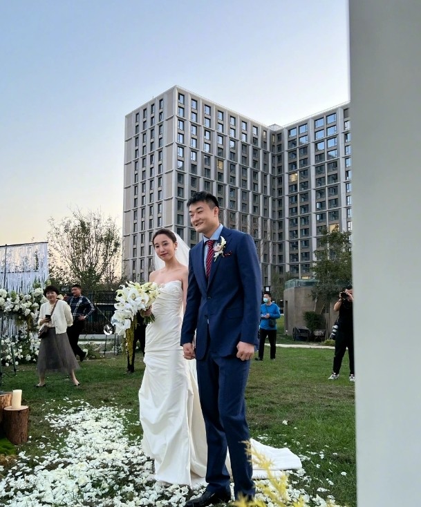 郭艾伦参加丛明晨婚礼被催婚,调侃:结婚太累太费体力了