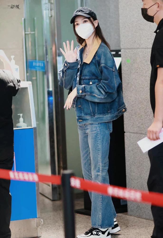 唐嫣初秋穿搭很日常,蓝色牛仔套装简单休闲,普通女孩都能穿!插图6