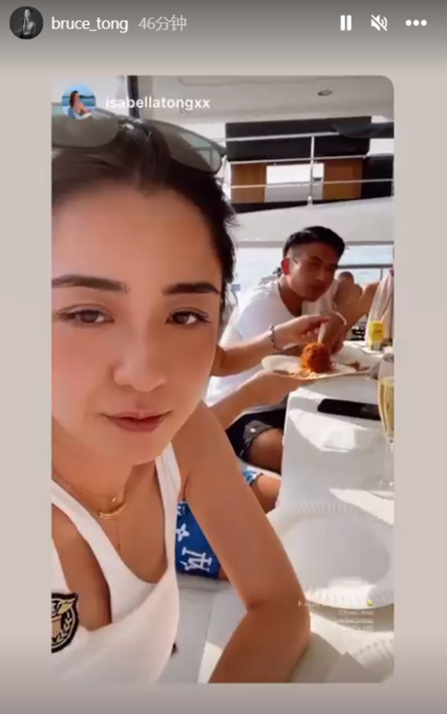 最近,汤君慈与双胞胎弟弟汤君耀,姐姐汤爱嘉,妈妈姜坤以及朋友们坐