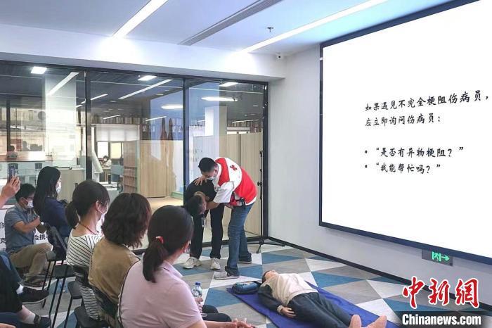最美基层民警张梁：北京的警察老师，带大山里的孩子奔跑在绿茵场大侦探读后感2022已更新(今日/新华网)