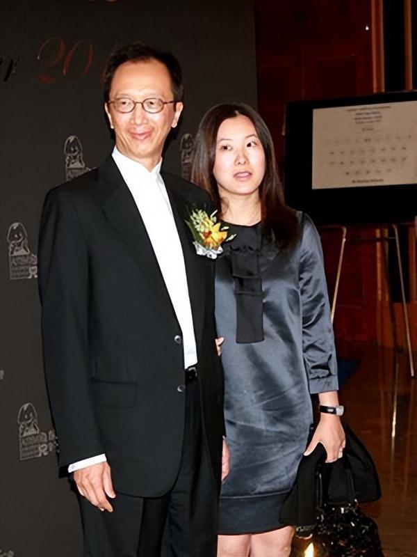 伏明霞:嫁给大26岁富豪,5年生3子,称嫁给爱情只是老公恰好有钱_腾讯