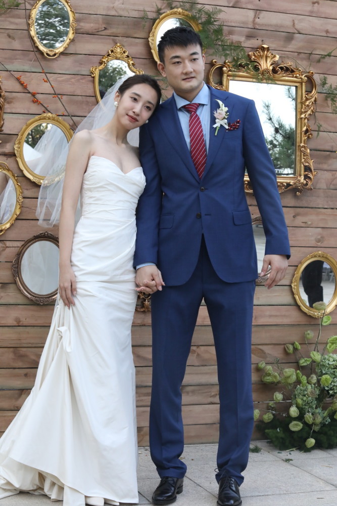 丛明晨的女友十分美丽,身材颀长,两人十分登对.