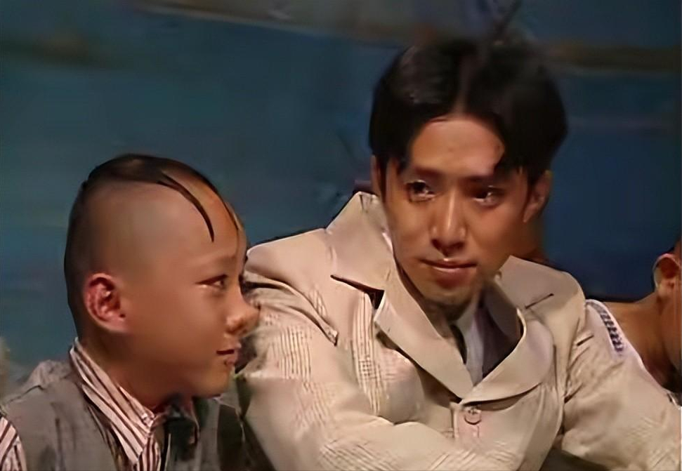 1996年,高鑫在热播的电视剧《三毛流浪记》中,露了一个脸,就算正式