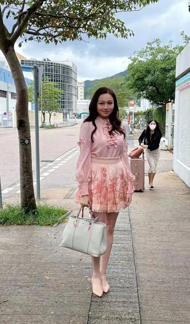 林钰洧夺得2022年港姐冠军，却被嘲全靠爸爸和TVB换头术？_腾讯新闻