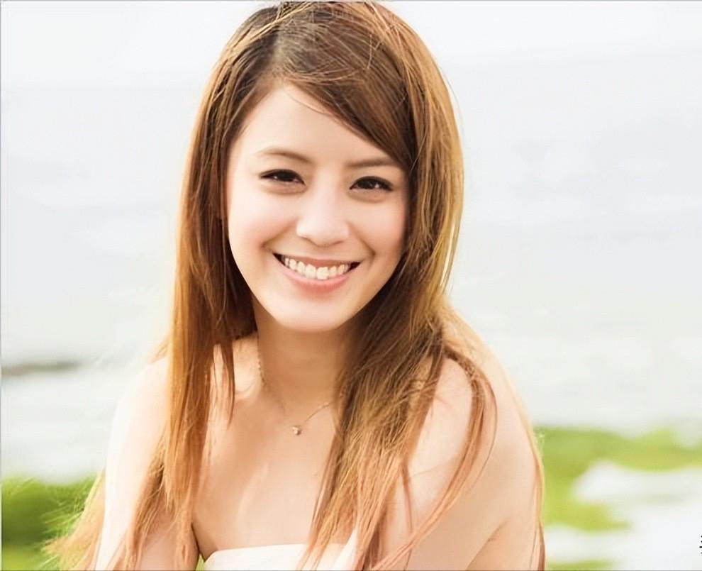 她随后便在周杰伦的安排下推出了首张音乐专辑《晴天娃娃》,制作班底