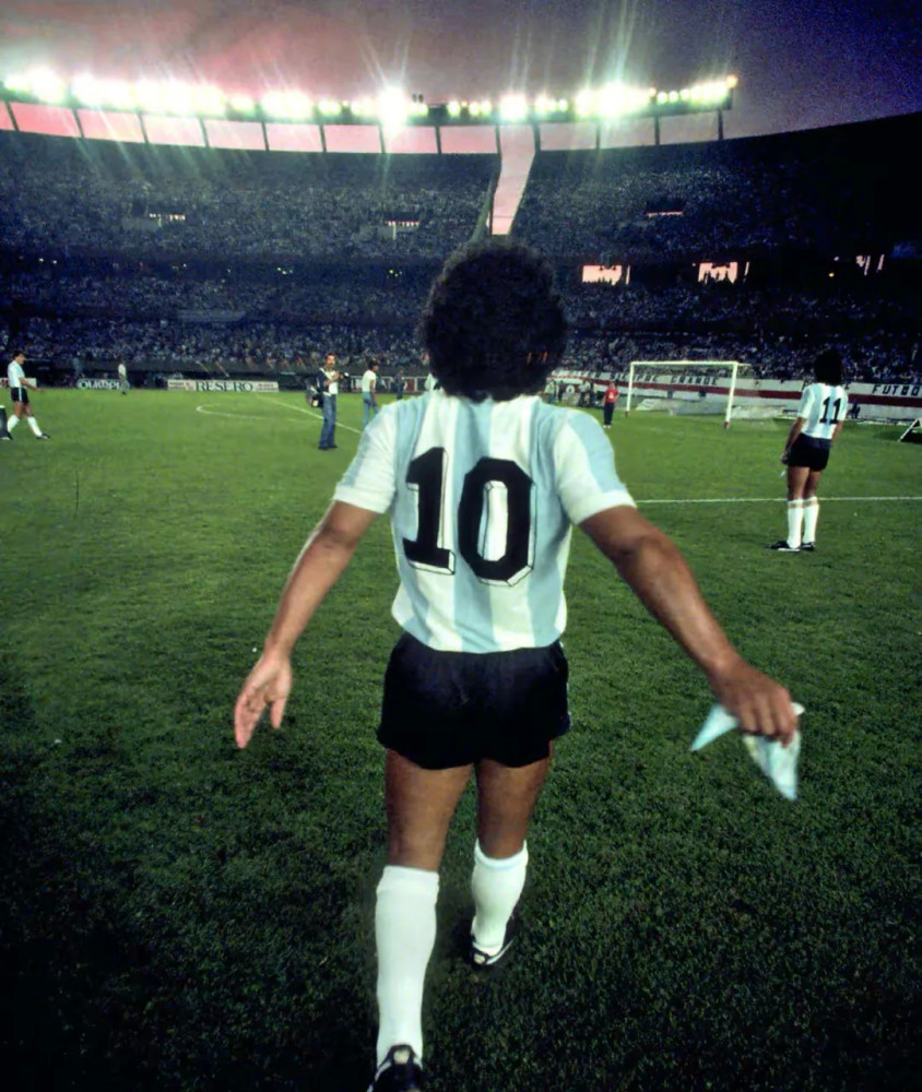 马拉多纳的"上帝之手"影响了多少人?球迷:造就世界经典