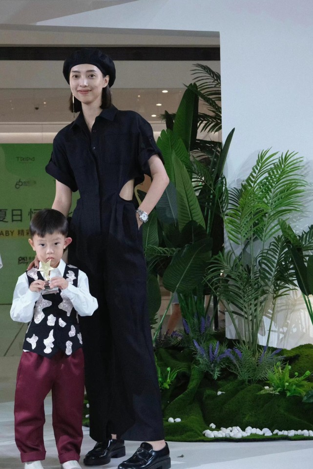 也可以看到携带家属人员包括:赵继伟携带妻子,付豪携带女朋友,贺天举