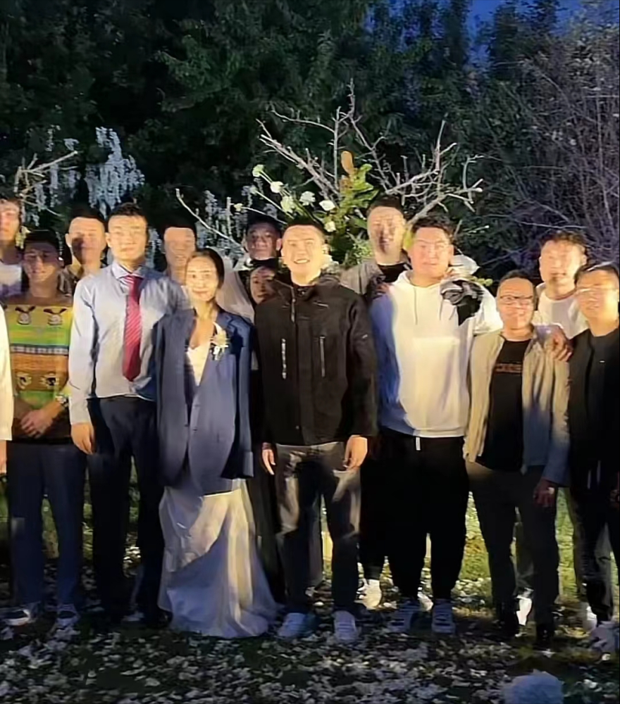 的两侧为参观来宾,在婚礼正式举办之前,来宾进行入场仪式,包括郭艾伦