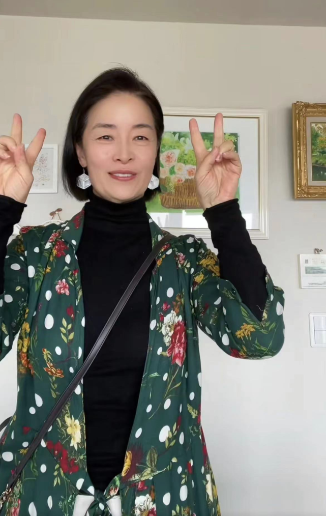 老戏骨顾艳晒日本生活,开签售珠光宝气受追捧,和日籍老公好恩爱