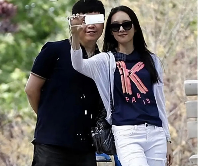 童瑶素颜与朋友聚会,之前不火,与百亿富豪老公相识后资源不断_腾讯