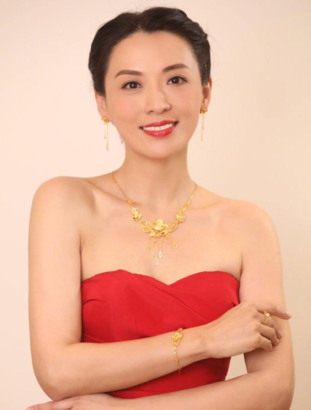 亚洲小姐陈炜官宣二婚!手上套四个巨大金镯,因长相似梅艳芳爆红