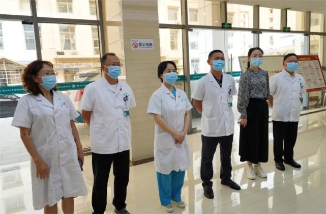 院领导张传跃,白宁艳,许荣荣,景秋,李方学,蒋显成前来送行.