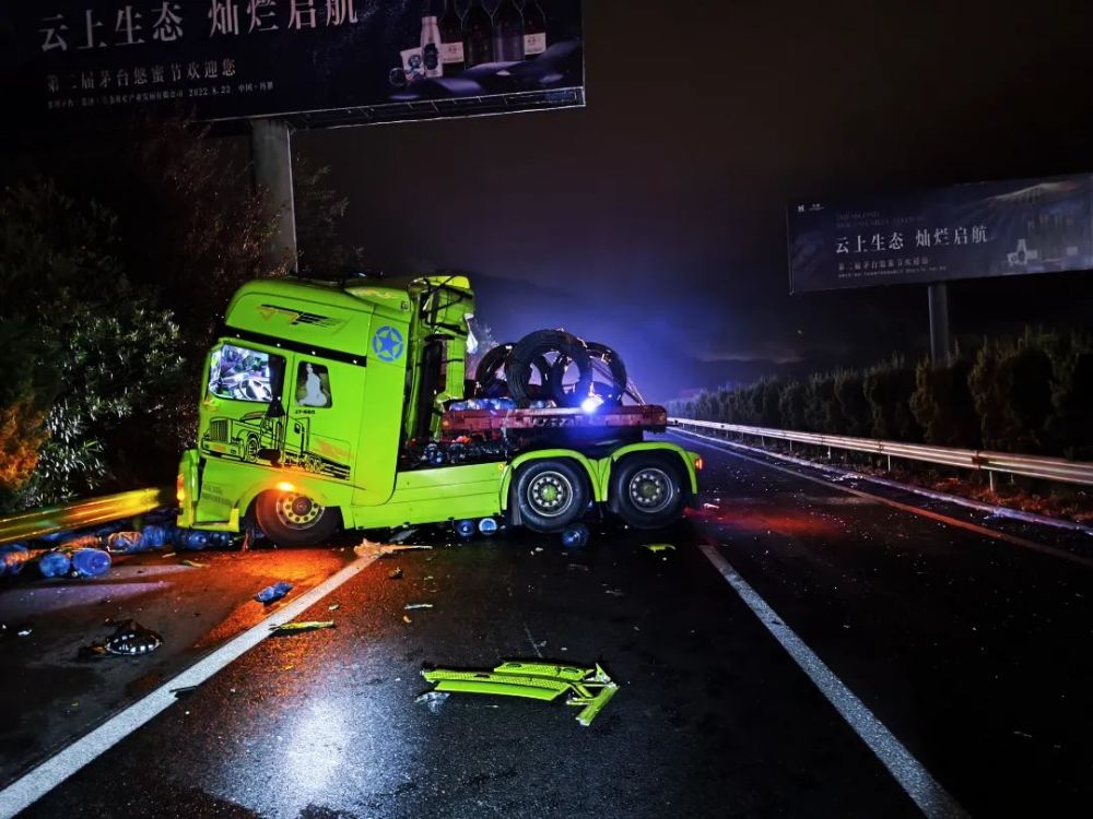厦蓉高速魔鬼路段事故图片