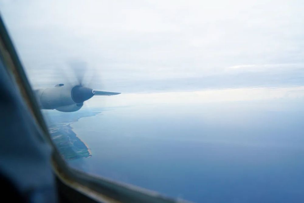 南海某海空域，实投深弹训练拉开战幕提取英语