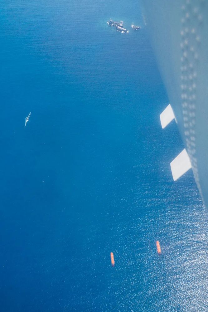 南海某海空域，实投深弹训练拉开战幕提取英语