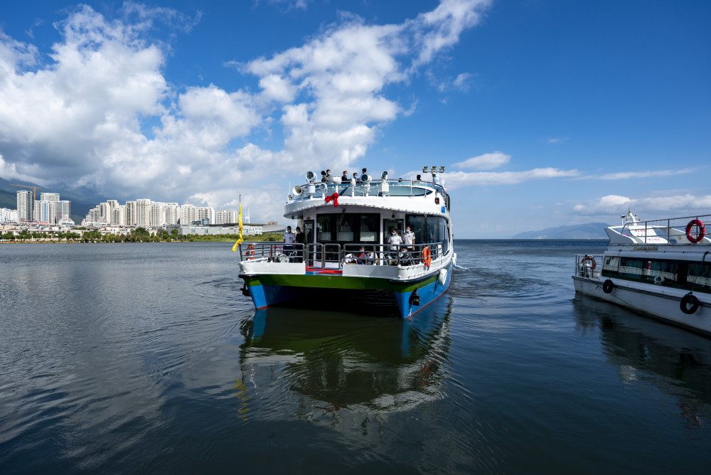 云南大理:新能源游船助力洱海生态保护