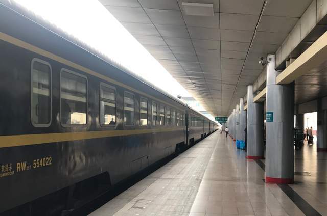 从图中,我们不难看出,z19/20次列车,在中途,真的是一站不停,做到了