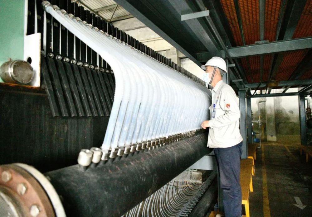 换装大心脏焕发新能量海化氯碱树脂公司首台新型电解槽