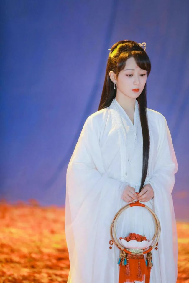 杨紫身穿白色古装长裙,古典优雅的气质,真的太让人喜欢了