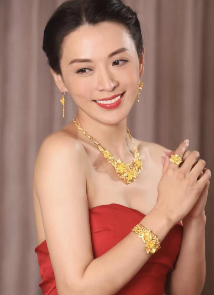 tvb花旦陈炜举行婚礼满身金器两对金镯抢眼众明星齐聚排场大