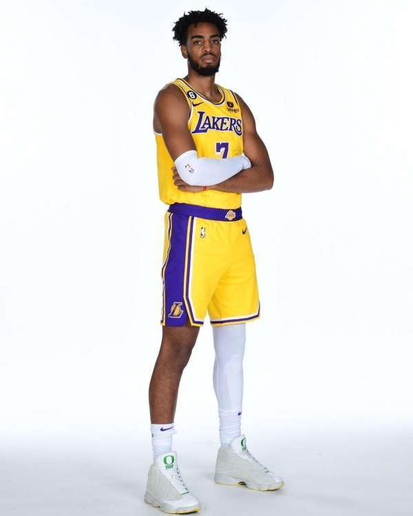 湖人官宣连签2人:20人名单满额定妆照出炉 詹皇浓眉威少表情严肃