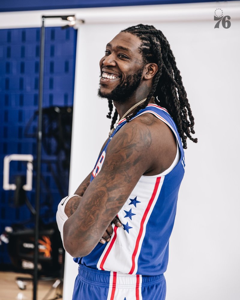 76人首发定妆照恩比德严肃哈登心情大好塔克虚惊一场