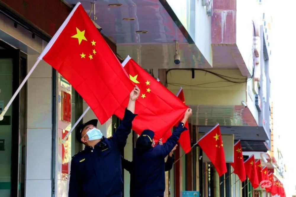 组图挂国旗迎国庆民勤处处中国红