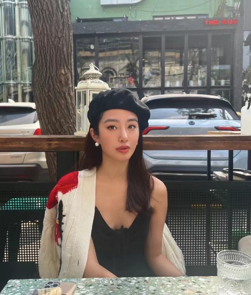 杨采钰现身北京街头!