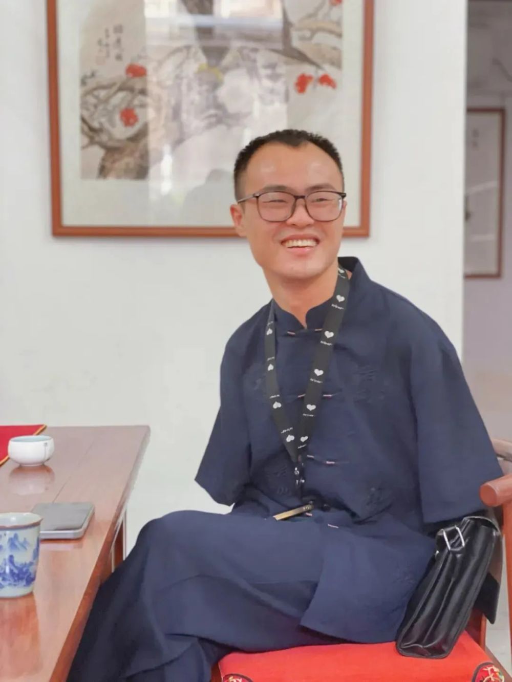 记者离开前,何子龙3岁的女儿瑶瑶突然钻进桌子底,怎么也叫不出.