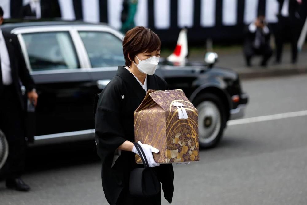 日本想学英女王办葬礼外交安倍葬礼无人问津连g7都没人去