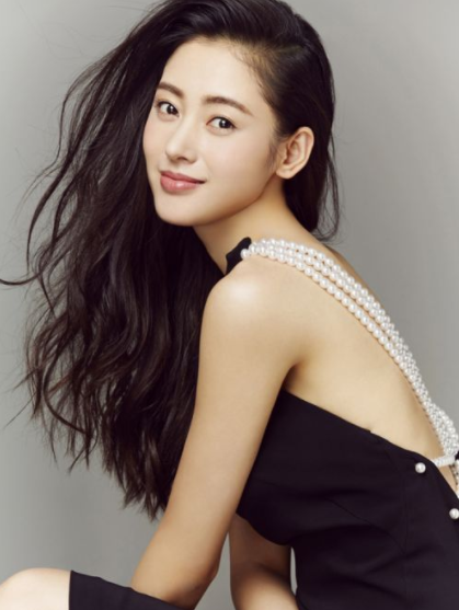 张天爱特意换上"儿童上衣",她一转身,就引起了网友们的一阵骚动