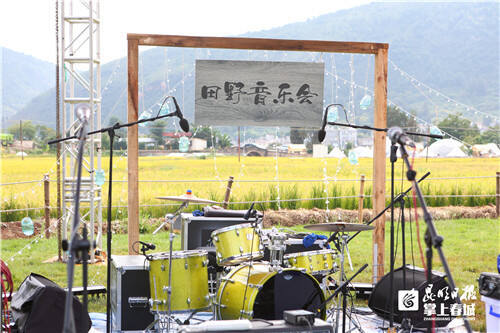 云南哈尼族歌手李维真展示了独具云南彝族风情的花腰彝阿哩调,极富