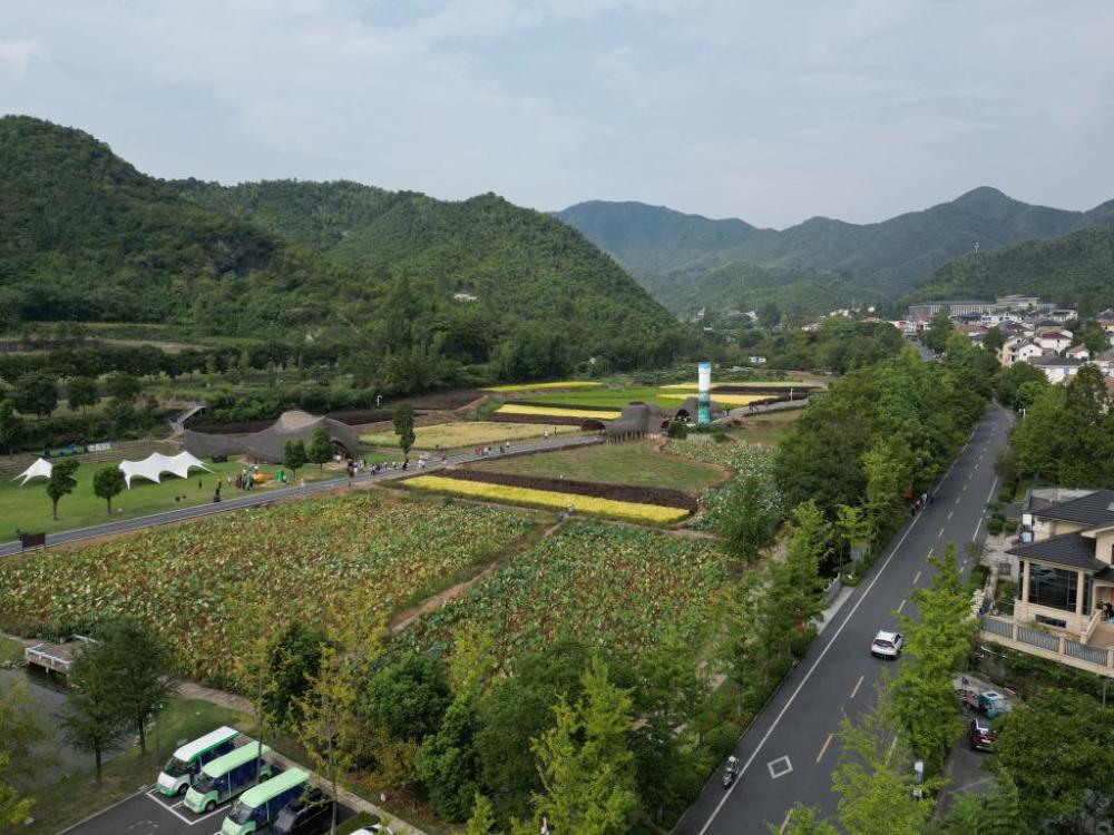 这是9月27日在浙江省安吉县余村拍摄的风景(无人机照片.